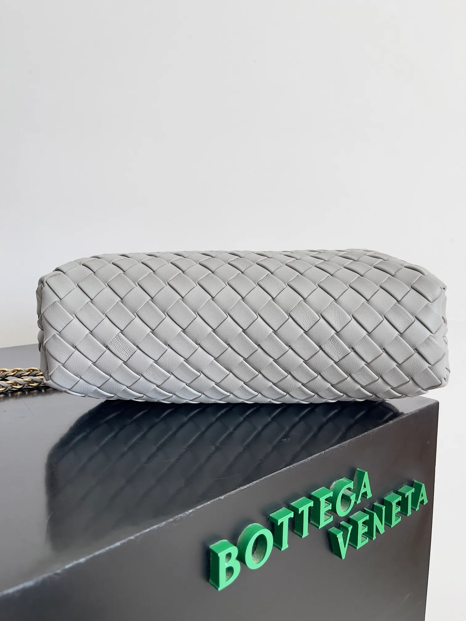 Batch 2260 BOTTEGA VENETA Lady's LAUREN CLUTCH Chain Clutch was inspired by 40 years ago. It is a perfect fusion of classic and modern bags. It is effortless and fashionable for any occasion and at any time. The newly added detachable metal chain allows people to have more ways to carry it. It is grand and elegant. Style No.: 785807 Size: 31.5*16.5*11cm